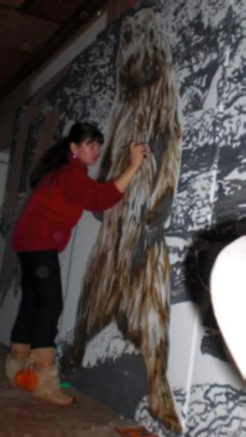 Die Künstlerin Heike Schmidt bei der Arbeit am Großbild 