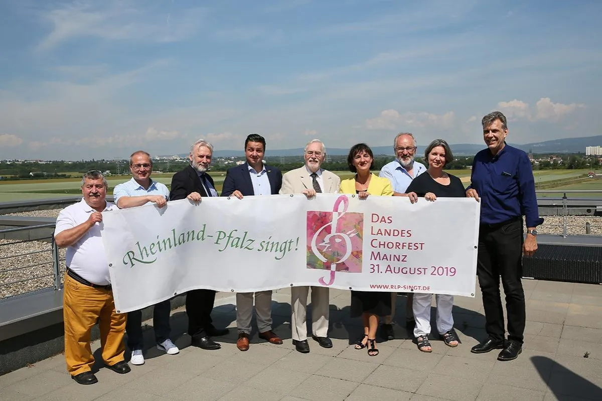 Orgateam und Sponsoren des Landes-Chorfestes. Pressetreff in der Opel-Arena Mainz am 18. Juni
