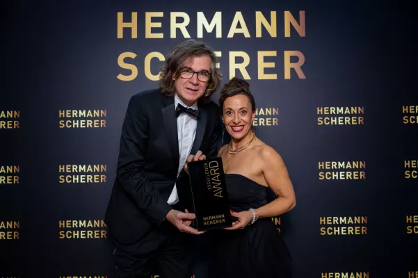 Bild: In jeder Frau steckt eine Geldheldin – Selin Lefkeli triumphiert mit Gänsehautmoment beim Speaker Slam!