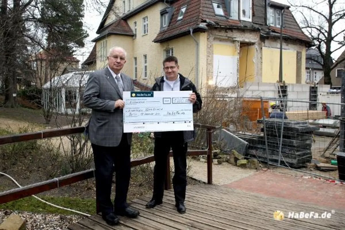 Scheckübergabe auf der Baustelle Kinderhospiz