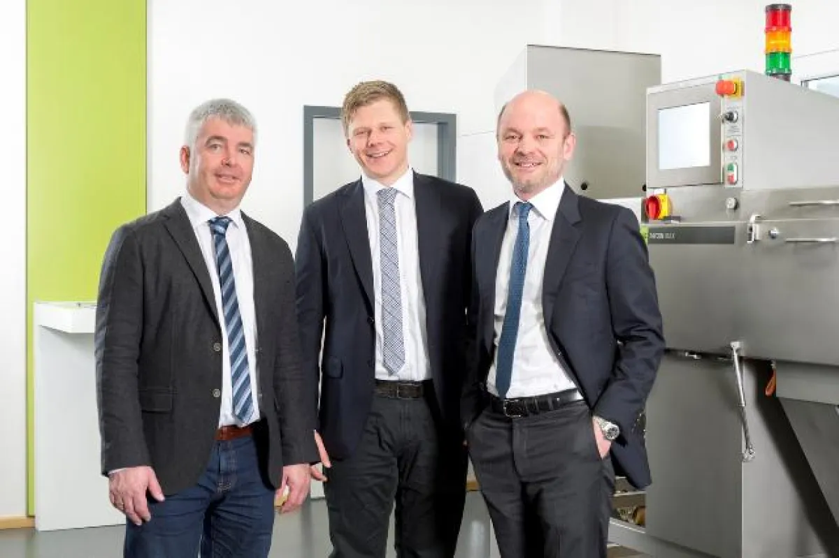 CEOs P.Mayer (links) und X.Auer (rechts) mit dem Leiter der neuen BU Food Sorting, Oliver Uhrmann