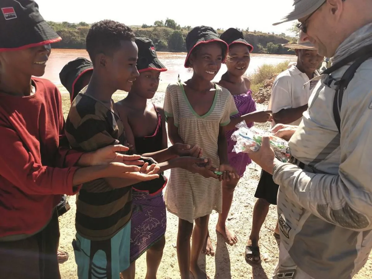 Young Innovations verteilt Zahnbürsten an Kinder in Madagaskar