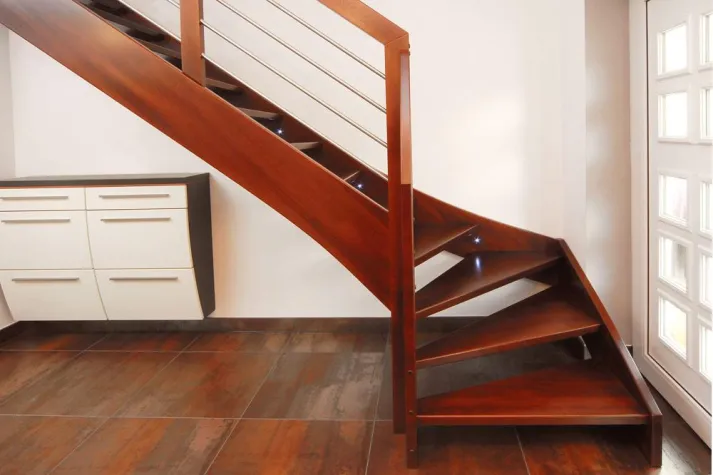 Bild: Moderne Treppe mit integrierten LED-Lampen