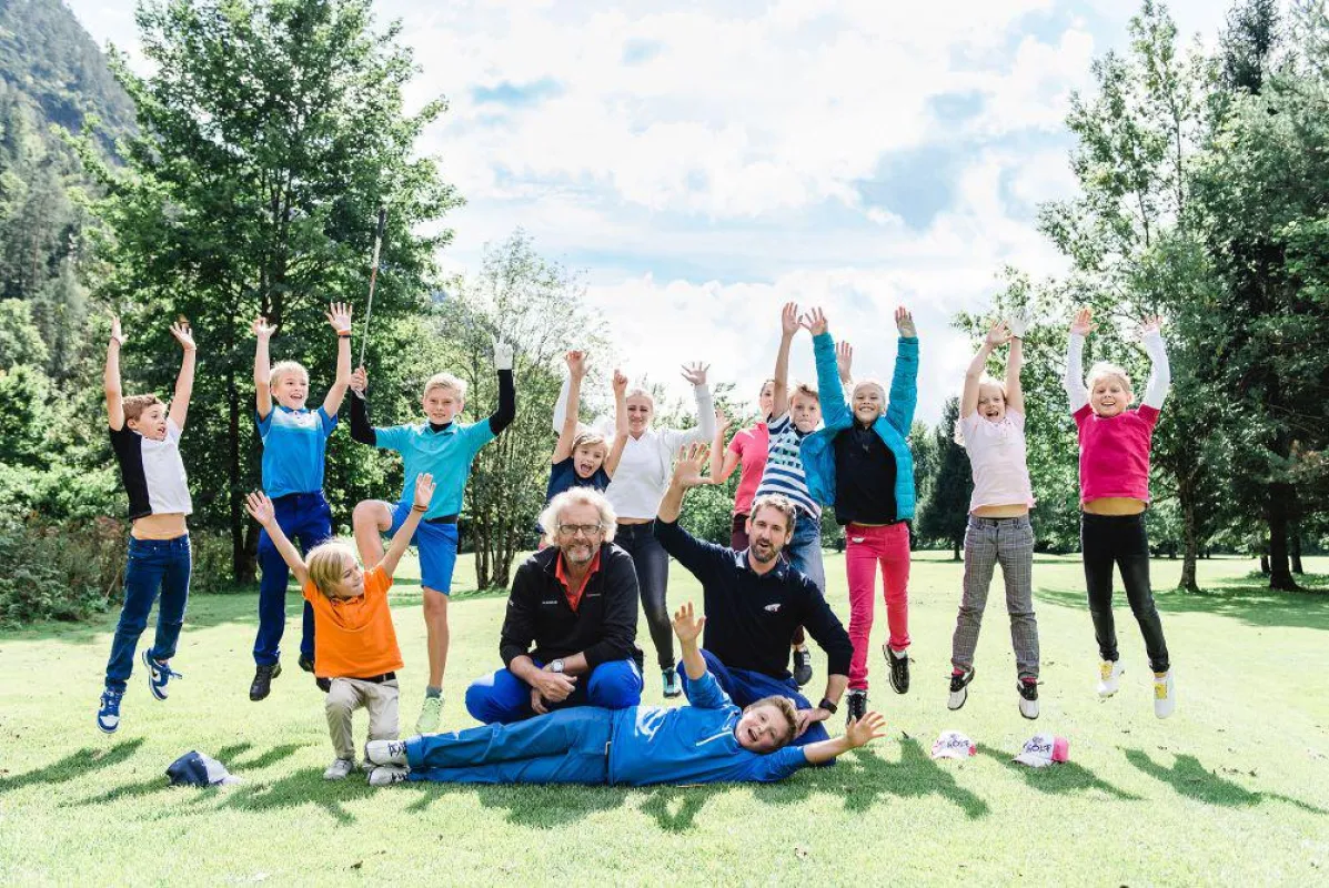 Golf Feriencamps für Mädels & Jungs von 10 bis 18 Jahren.