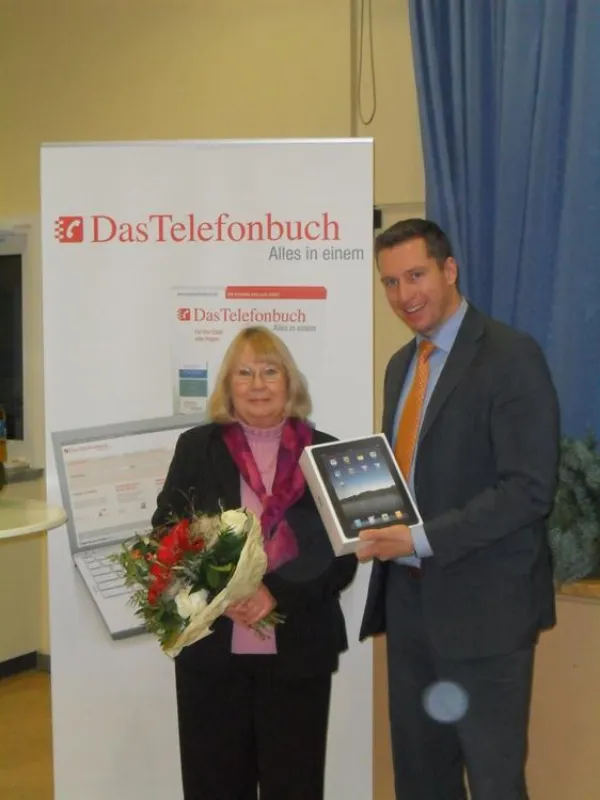 Christian Arnold, Verkaufsleiter für DasTelefonbuch Frankfurt, bei der Gewinnübergabe an Christiana K