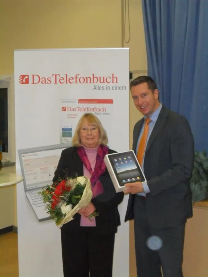 Christian Arnold, Verkaufsleiter für DasTelefonbuch Frankfurt, bei der Gewinnübergabe an Christiana K