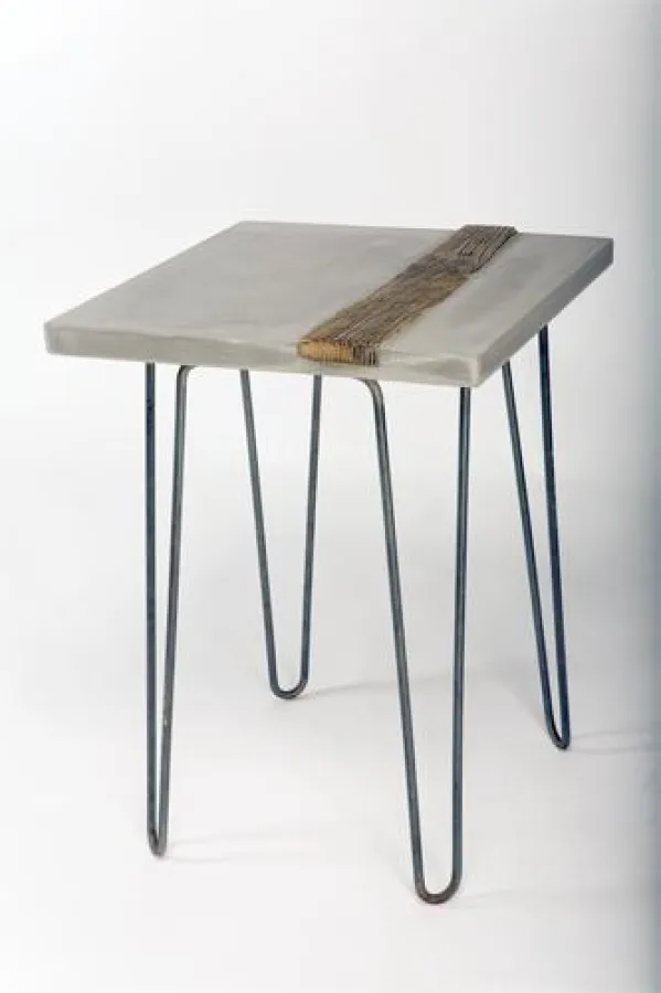 Dekoobjekt und gleichzeitig Gebrauchsgegenstand: Gegossener Tisch mit Lehmstake 45cmx45cm der Dortmunder Firma euro-shopdesign