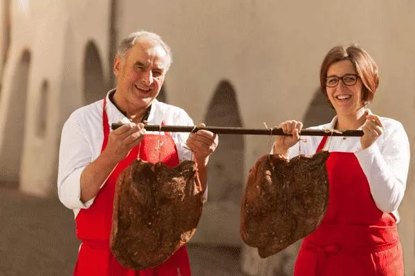 Bild: Südtiroler Speck g.g.A. - So unverwechselbar wie die Menschen, die ihn produzieren