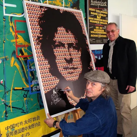 Bild: Auktion zugunsten misshandelter Kinder in Uganda – Hues versteigert signiertes Wolfgang Niedecken Portrait