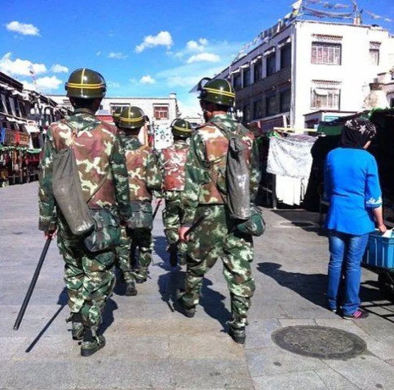 Militärpolizei mit Feuerlöschern ausgerüstet patrouilliert durch Lhasa