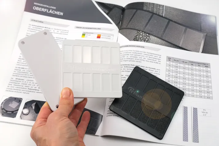 Neue Kunststoff-Musterkarte in Weiß für Konstrukteure und Entwickler Bild: Neue Kunststoff-Musterkarte in Weiß für Konstrukteure und Entwickler