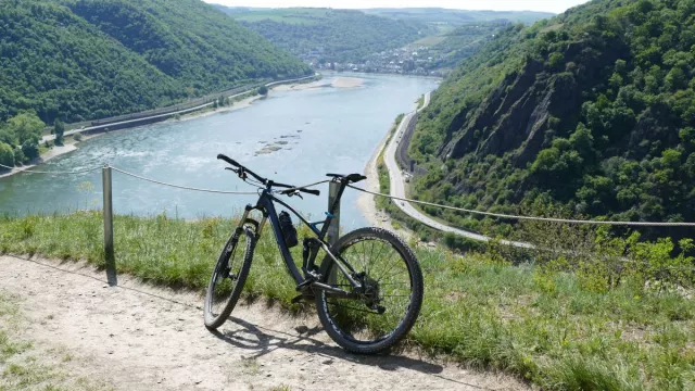 Bild: Loreley Touristik e.V.: Berg und Tal mit Rückenwind: E-MTB-Touren rund um die Loreley
