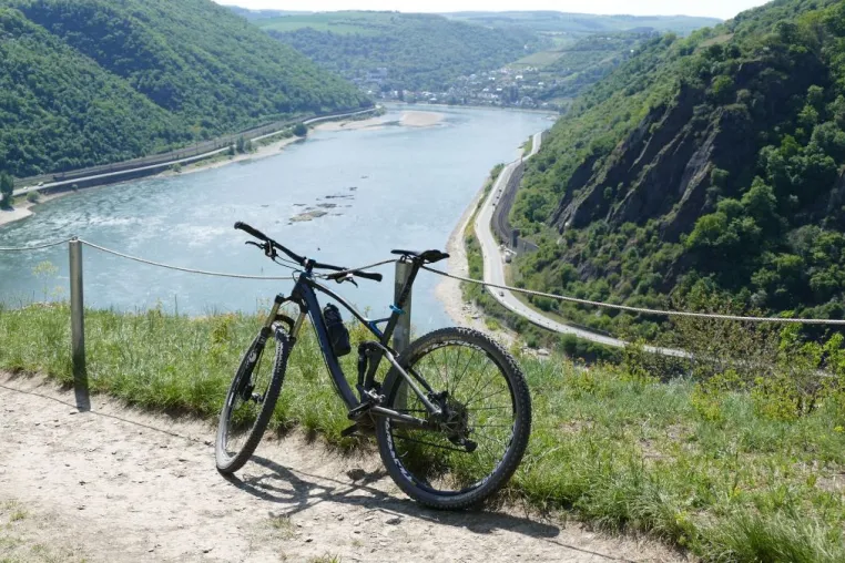 Bild: Loreley Touristik e.V.: Berg und Tal mit Rückenwind: E-MTB-Touren rund um die Loreley