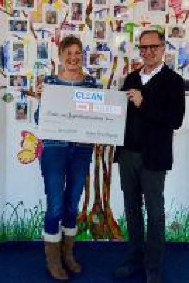 Koordinatorin Brigitte Huke vom AKHD freut sich über die Spende von CLEAN Excellence Geschäftsführer Michael Thomas Baggeler.