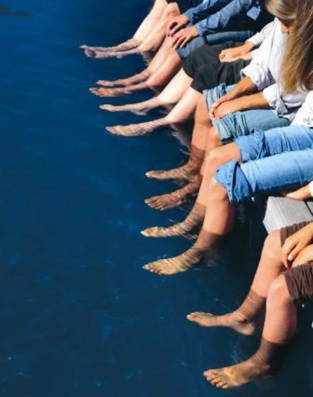 Hohe Temperaturen und dann die Füße entspannt in kühles Wasser tauchen – perfekt im Sommer, doch Vorsicht vor Fusspilz oder Fussnagelpilz. (Abbildung: Alamy/Image Source)