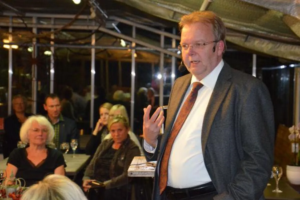 Prälat Michael H. F. Brock bei seiner Auftaktlesung im Glashaus des Liebenauer Landlebens.