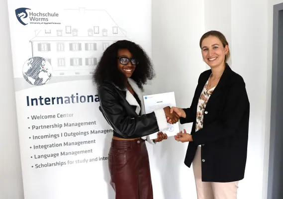 Bild: DAAD-Preis 2025 der Hochschule Worms geht an Davina Daouda Mamma 