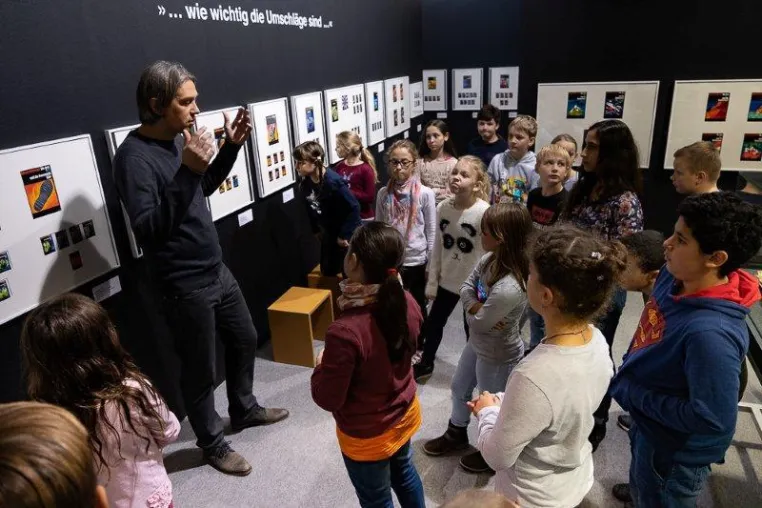 Ausstellung zu den Kultbüchern „Die drei ???“ in der Kinder-Akademie Fulda Bild: Ausstellung zu den Kultbüchern „Die drei ???“ in der Kinder-Akademie Fulda