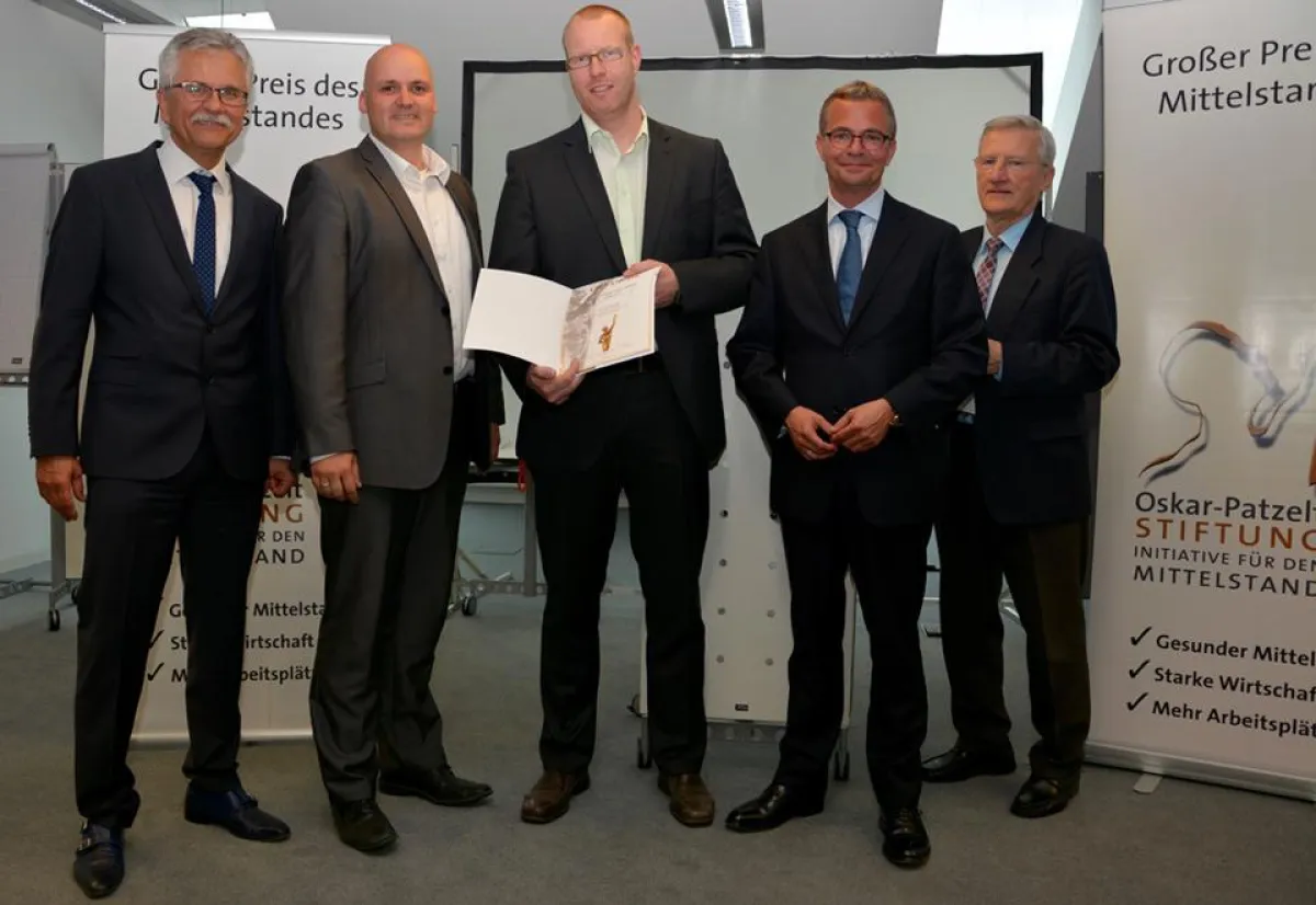 IHK, Wirtschaftsministerium und Ausrichter gratulieren den beiden VCAT-Geschäftsführern.