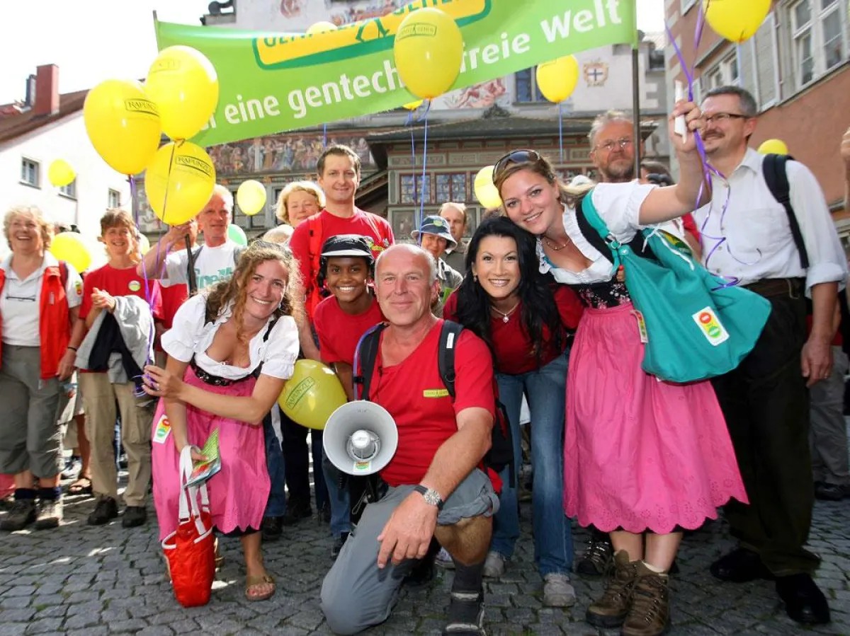 Ausgelassene Stimmung am Rathausplatz in Lindau: Joseph Wilhelm feiert mit seiner Tochter Justina, ihrer Freundin Julia, Antonia (aus Tirol) und über 1.000 Menschen das Finale der Aktion \