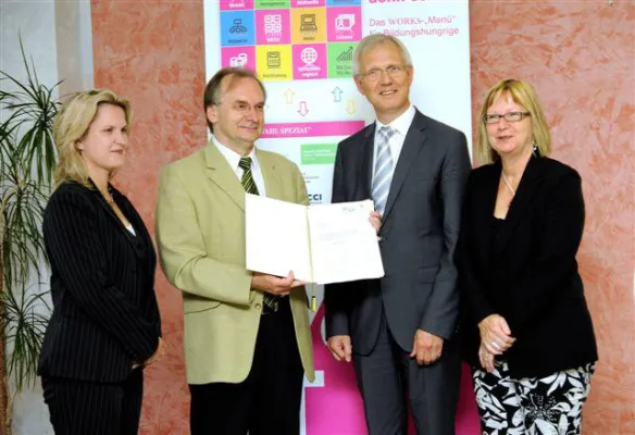 Bild: Minister Dr. Haseloff übergibt Fördermittelbescheid