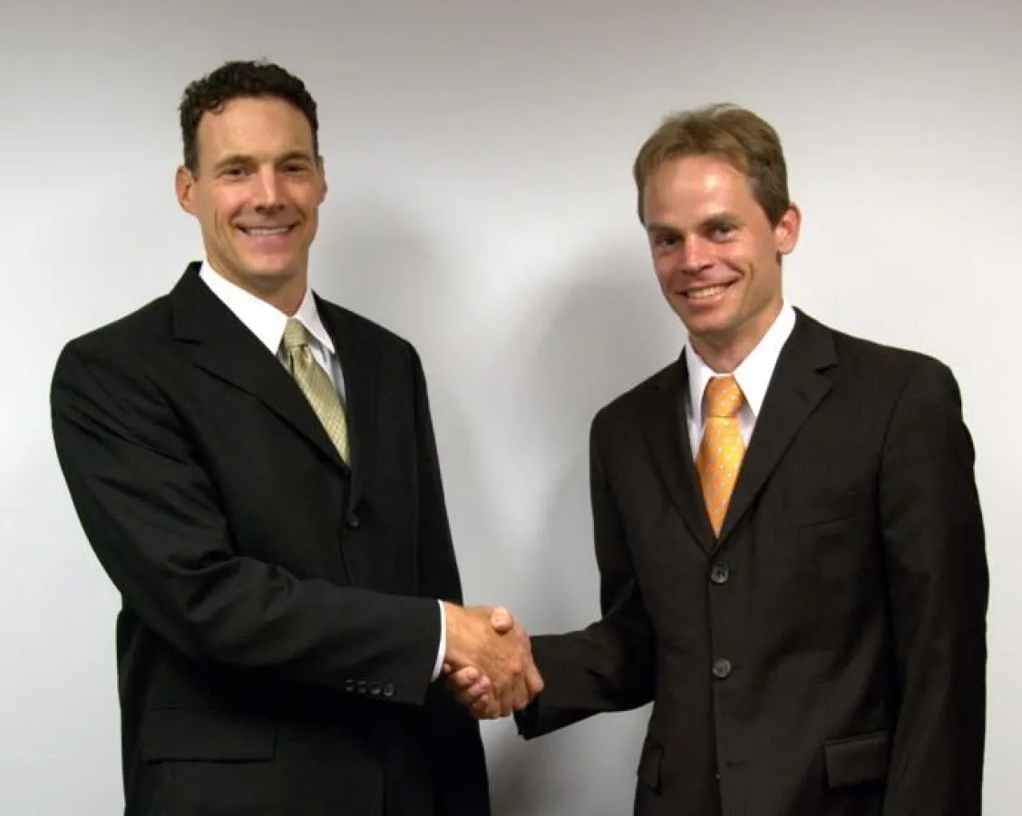 Marty Karnacewicz (links) von JMAK und Heiko Eisele von MVTec, LLC, besiegeln ihre Kooperation.