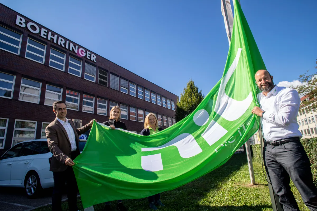 Zeigen Flagge am neuen Standort: Geschäftsführer Oliver Heer (rechts) & Mitarbeitende von NIC