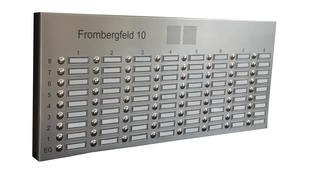 Edelstahl Aufputz-Türstation 72WE mit Sprechanlage und Gravuren (© Andreas Adler)