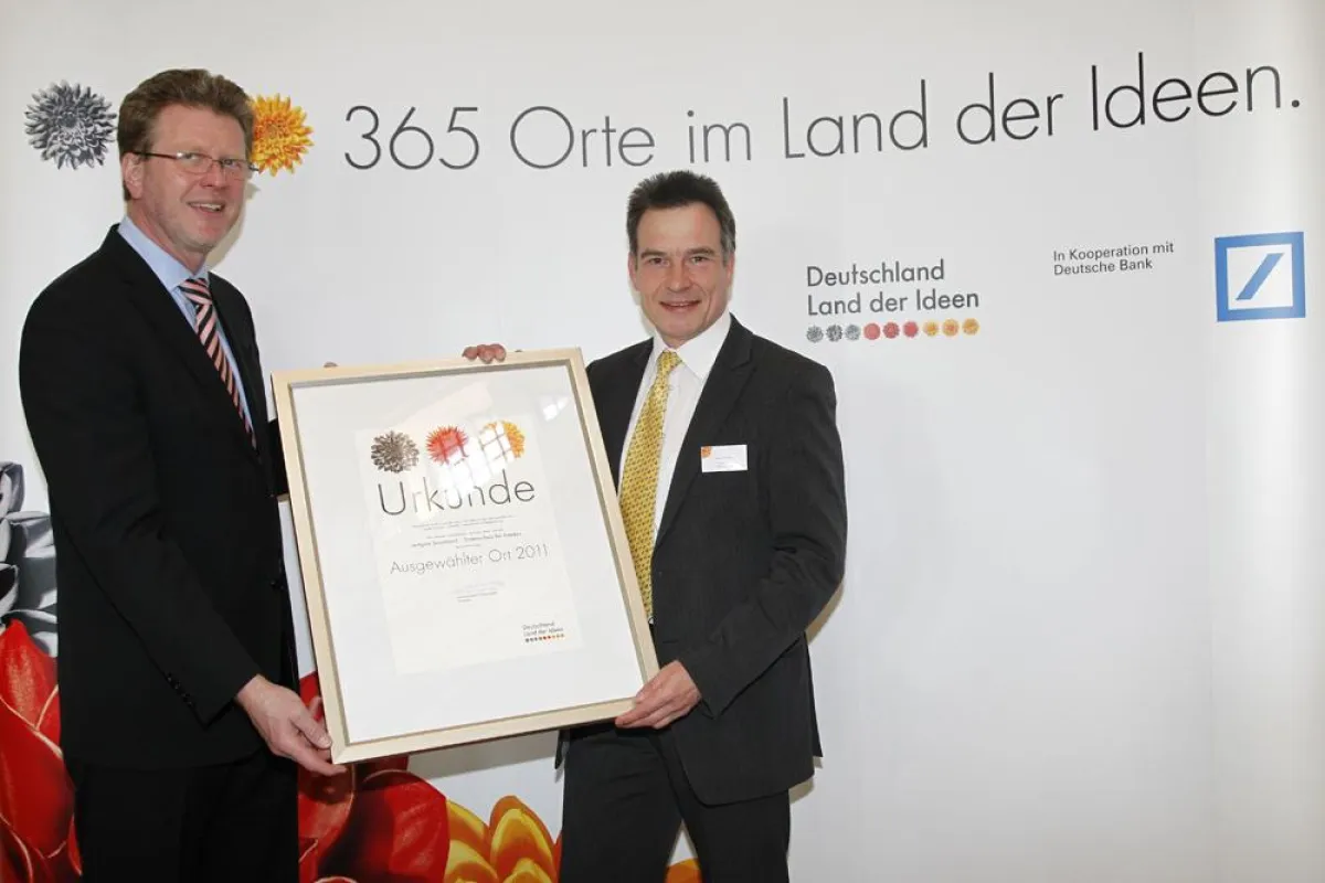 Staatsminister Dr. Marcel Huber übergibt die Ehrenurkunde an certgate Marketingmanager Jeannot Joffroy
