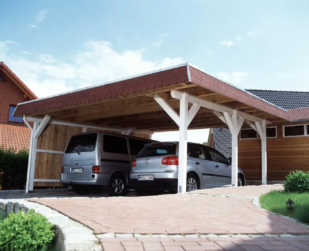 Carport mit Bondex Dauerschutz-Farbe in Schneeweiß veredelt.