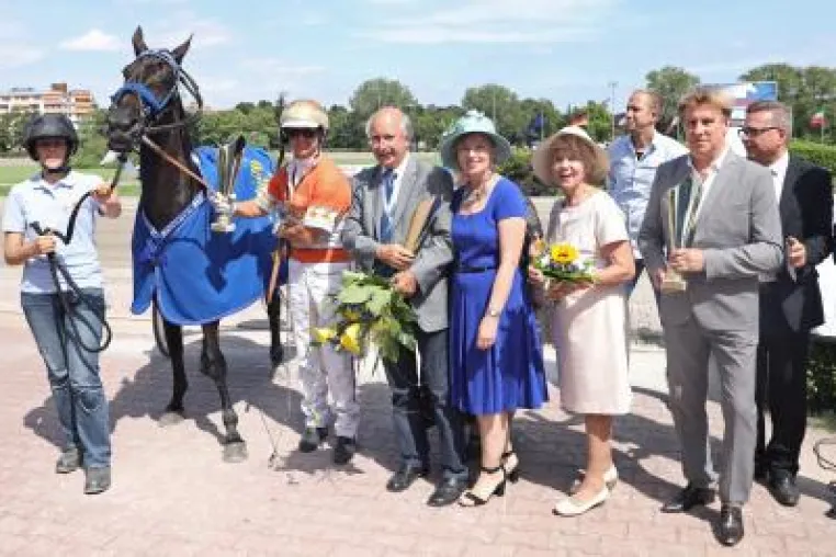 Weißgerber Lesezirkel – Cup, Deutsches Stuten-Derby auf der Trabrennbahn Mariendorf Bild: Weißgerber Lesezirkel – Cup, Deutsches Stuten-Derby auf der Trabrennbahn Mariendorf