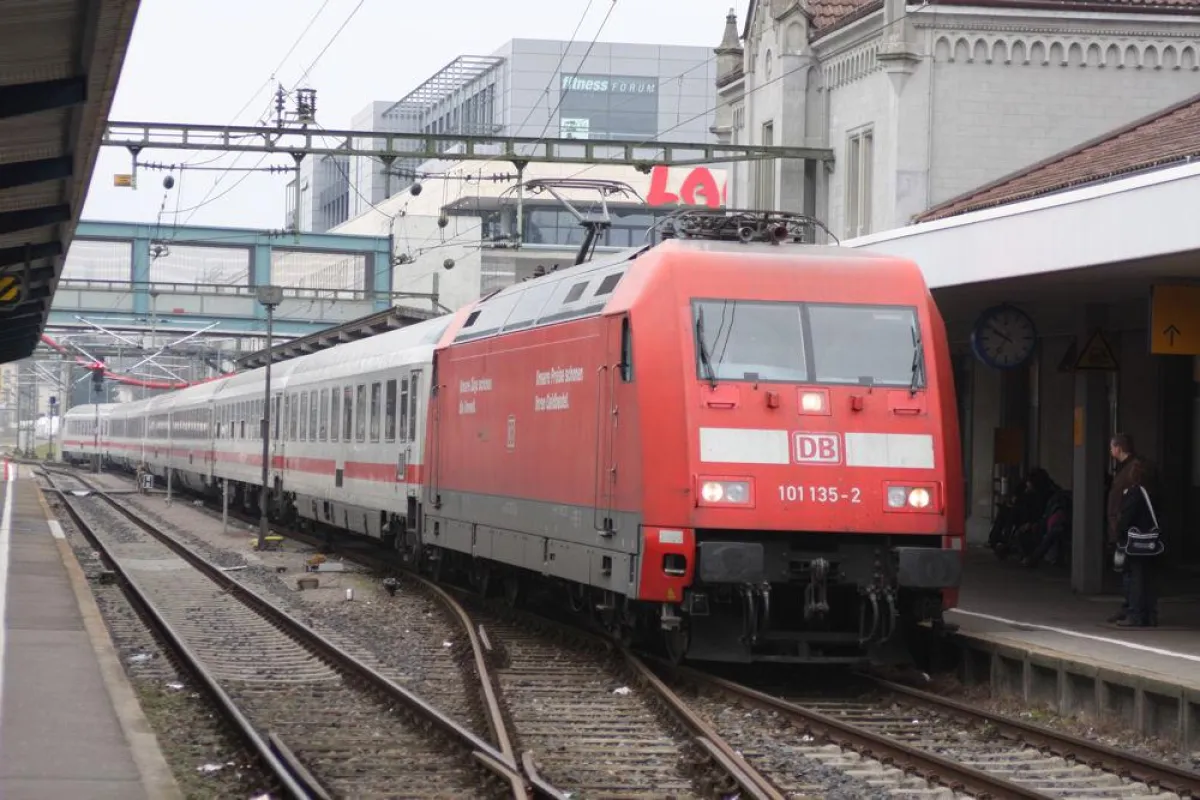 Auch der Schienenfernverkehr muss sich der geänderten Mobilitätswelt stellen, z.B. durch Fernbusse.