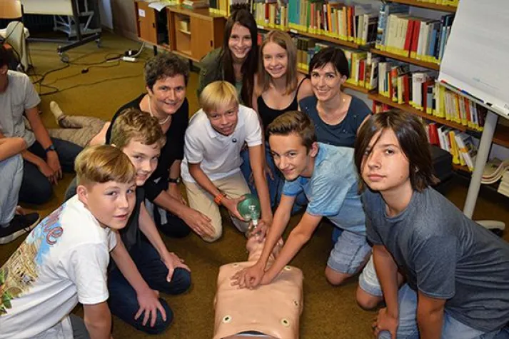 Bild: Reanimationstraining am Gymnasium