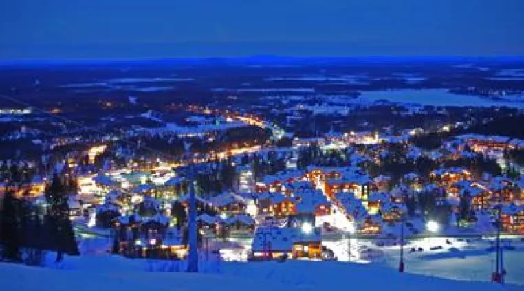 Bild: Lappland Klub Levi und Suomi Travel bieten Eiswelt, Ski Alpin und Weihnachtsmarkt