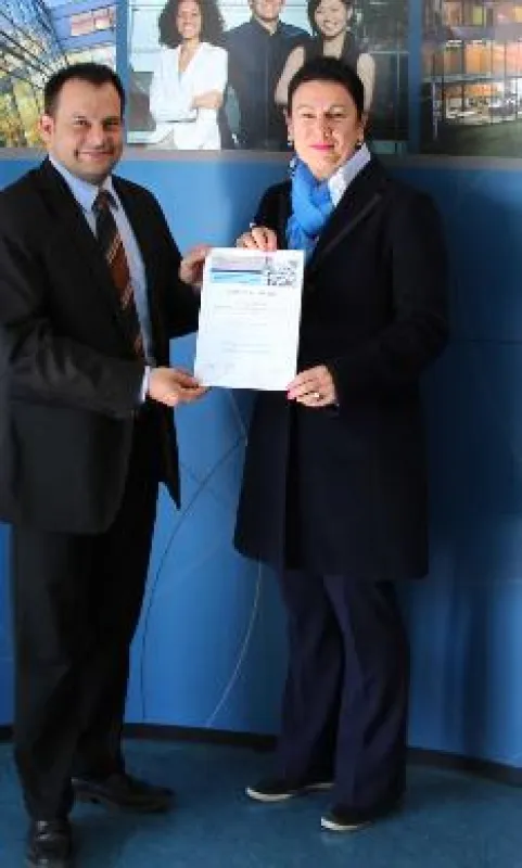 Halten den Best-Paper-Award in den Händen: Prof. Dr. Ing. Vera Hummel und Dipl.-Kfm. Bauer