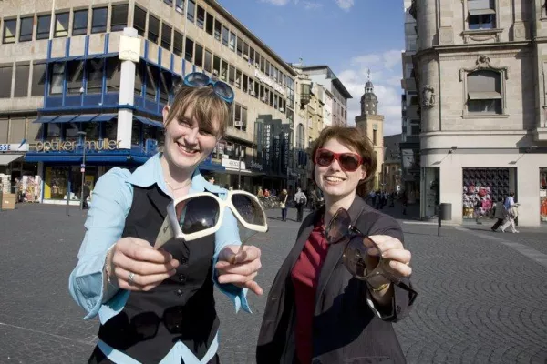 Bild: Summer in the city – Erste Modenschau am neugestalteten Frankfurter Rathenauplatz im Zeichen der Sonnenbrille