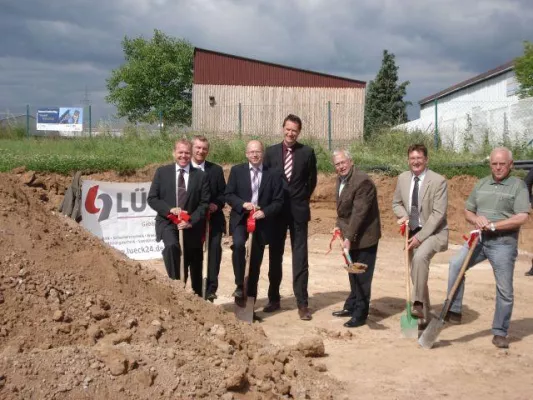 Bild: Spatenstich für Logistikgebäude - Lück investiert 1,8 Miollionen Euro am Standort Langsdorf