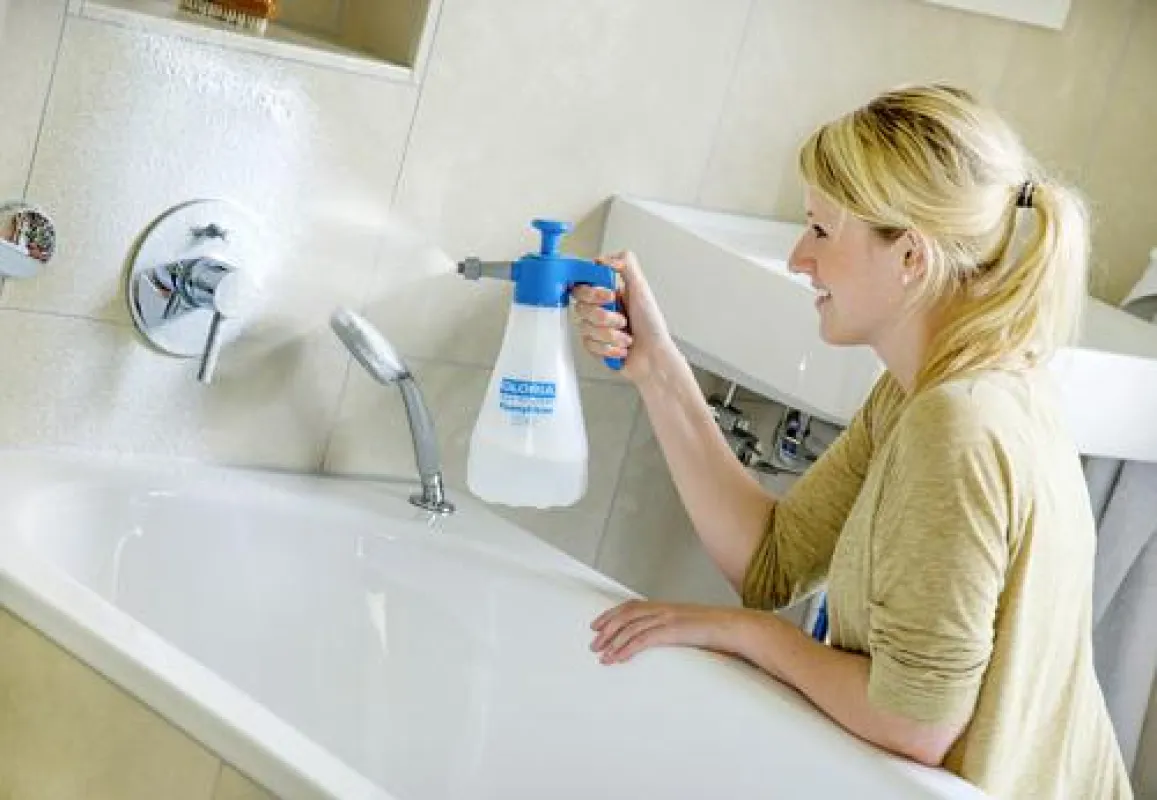 Sorgt für schnellen Glanz und Sauberkeit im Bad: Gloria FoamyClean 100.