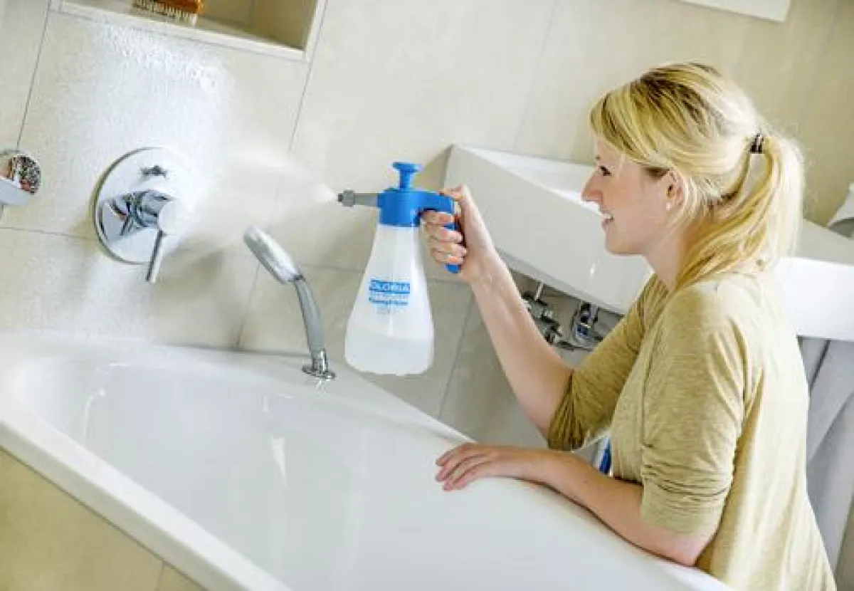 Sorgt für schnellen Glanz und Sauberkeit im Bad: Gloria FoamyClean 100.