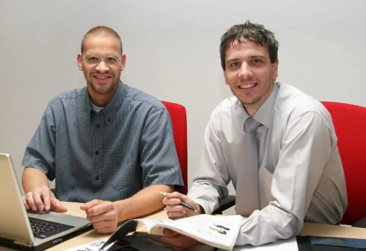Dipl.-Wirt. Ing. (FH) Alex Homburg (rechts), Geschäftsführer Redaktionsbüro Stutensee und Niki Hüttner (links).
