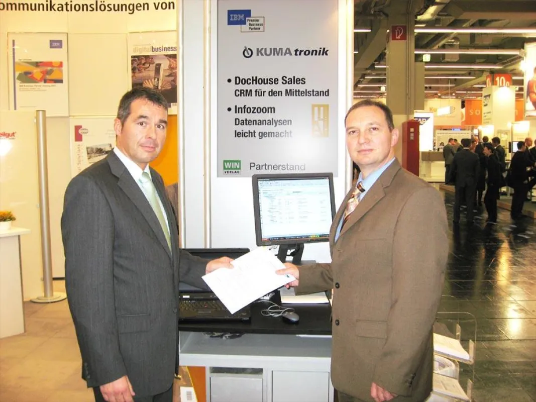 Artur Habel (Vorstand PAVONE AG) und Wolfgang Brugger (Prokurist KUMAtronik Software GmbH) bei der Vertragsunterzeichnung auf der CRM-Expo in Nürnberg.