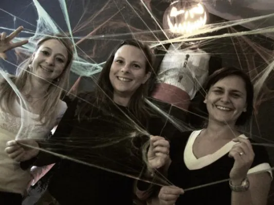 Bild: Metzinger Unternehmen vergrößert Team - Trends für Karneval und Halloween werden in Metzingen gesetzt