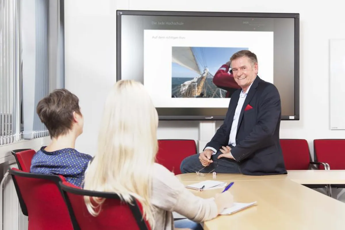 Unterstützt die Studierenden der Jade Hochschule beim Weg in die Selbstständigkeit: Dr. Jürgen Petzold. (Foto: Geert Oeser)