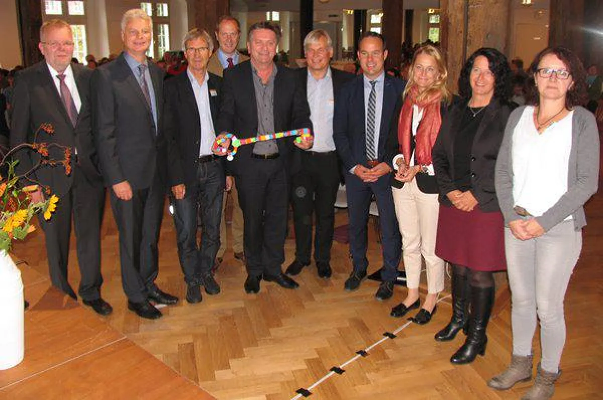 Über einen symbolischen „Inklusionsschlüssel“ freute sich Minister Manfred Lucha