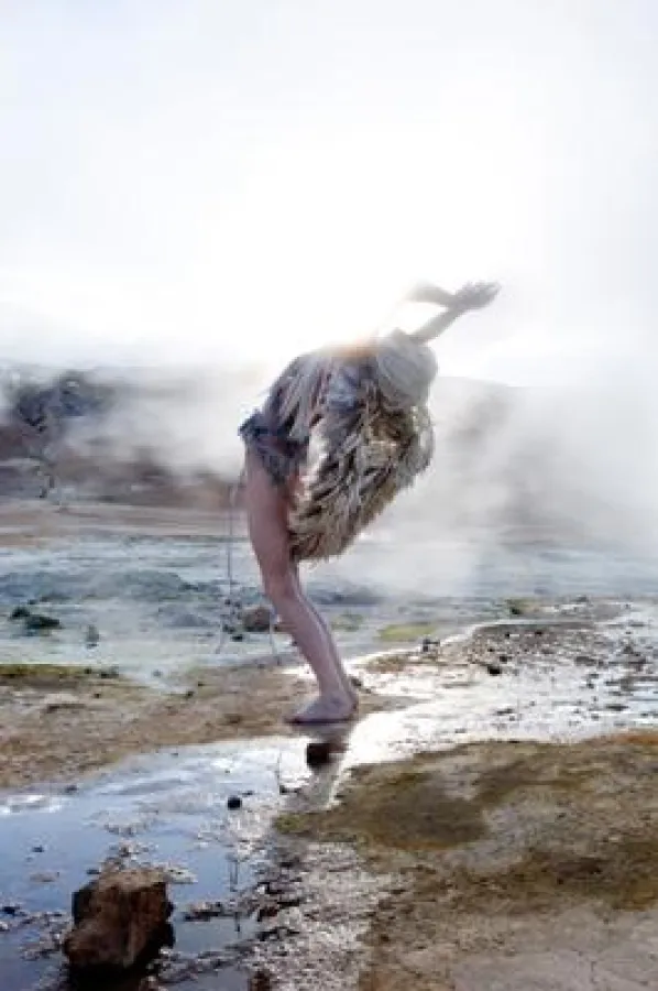 © Daniel Josefsohn, ?DER HIMMEL ÖFFNET SICH FLUGZEUGE FALLEN HERAB UND ENGEL VERTEILEN MONA LISAS AN ALLE?