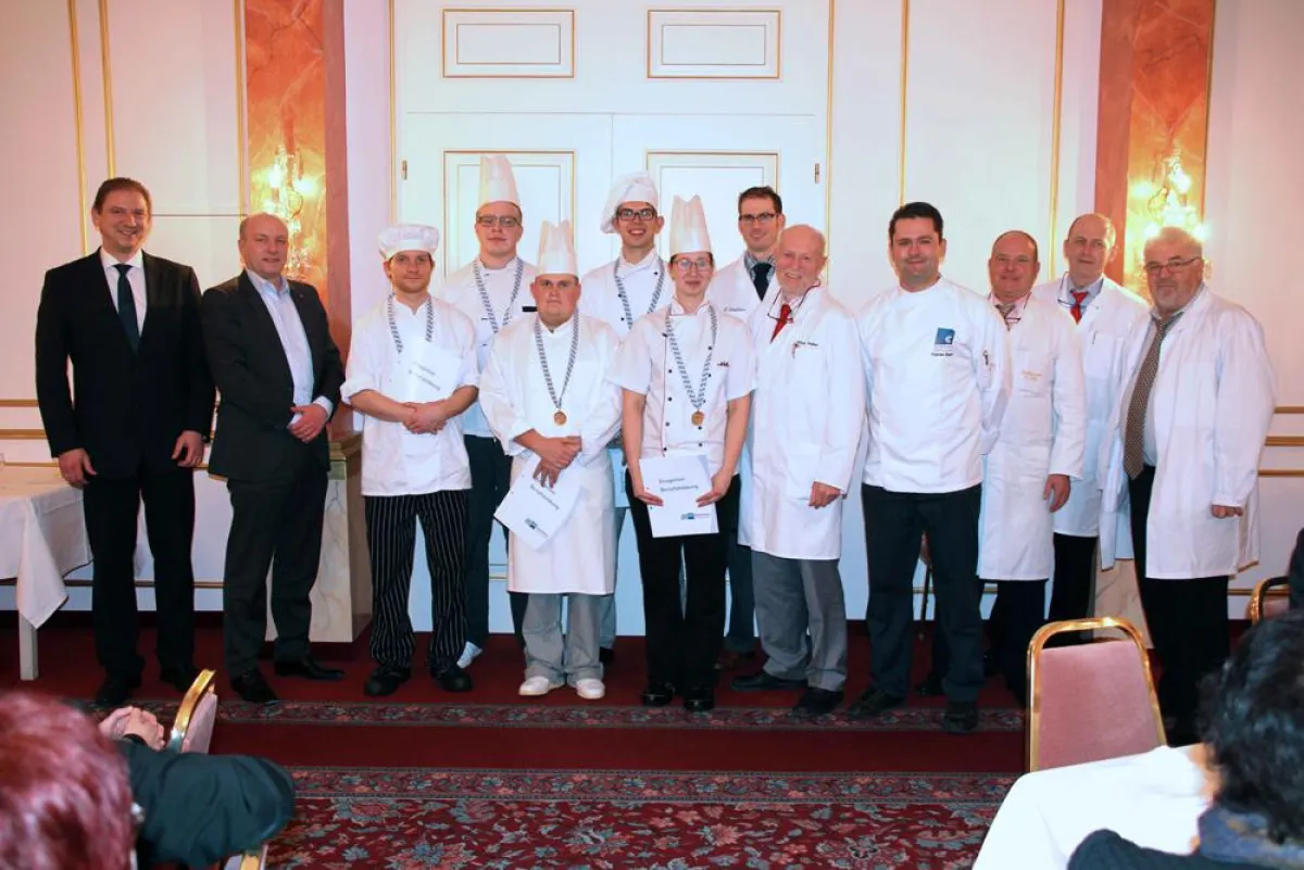 v. l. Helmut Vogl, OB Joachim Wolbergs mit den stolzen Küchenmeistern und den Vertretern des IHK-Prü