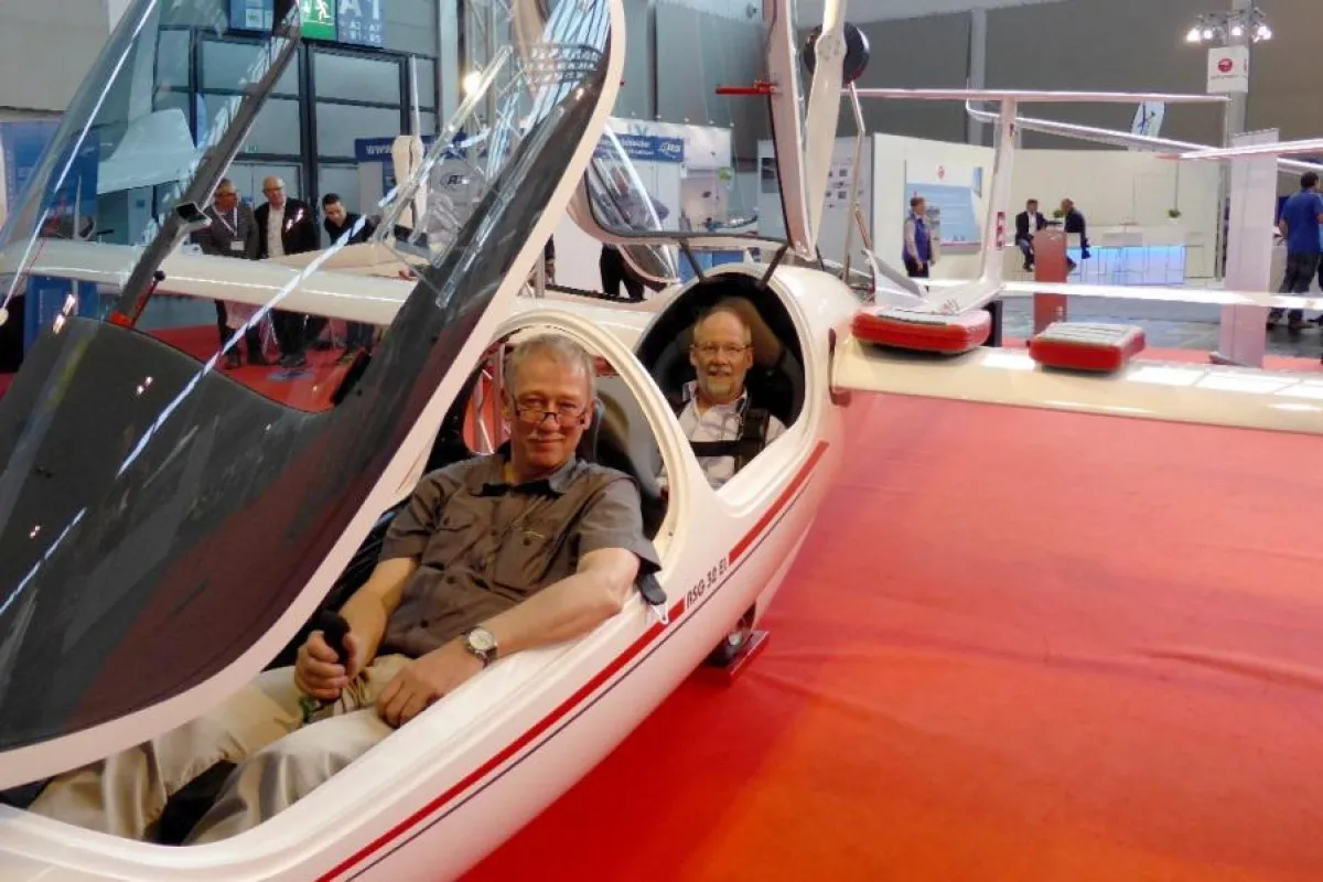 Prof. Dr. Rainer Klein (l.) mit seinem Kollegen Jürgen Eckert im Elektromotorsegler.