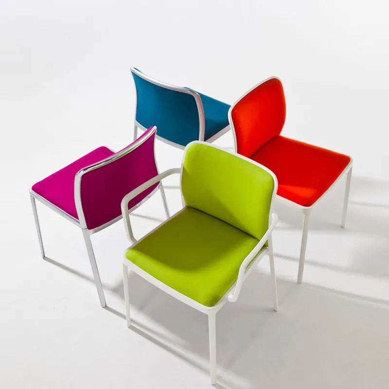 Die farbenfrohe Stuhlkollektion Audrey Soft zählt zu den Kartell Neuheiten 2012.