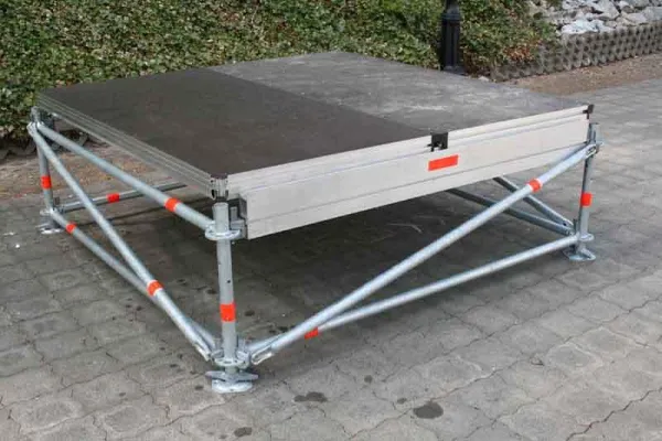 Bild: 2M stellte innovatives Bühnenpodestsystem ERGO|Lay auf der Messe vor