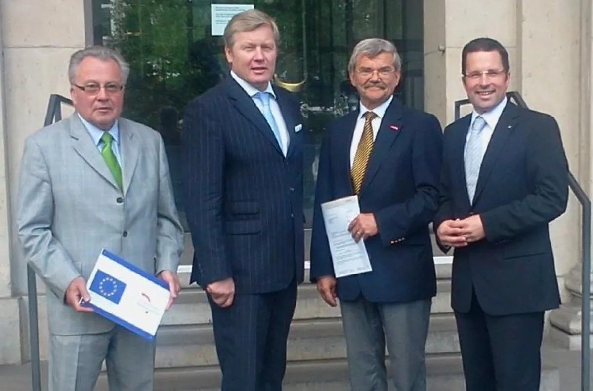 Hans-Georg Sander, Kultusminister Dr. Bernd Althusmann, Otto Schlieckmann und Abgeordneter und Tischlermeister Kai Seefried (v.l.)